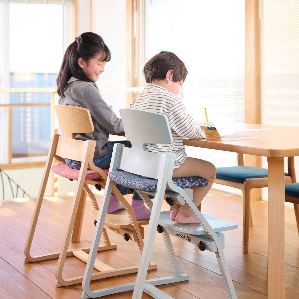 アップ ライトチェア/ロータイプ(テーブル高さ60㎝~66㎝に対応)。