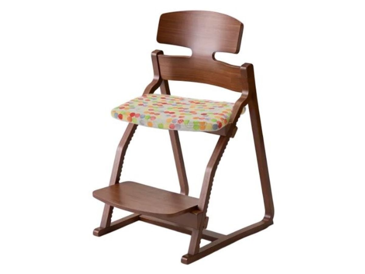 座面カバーの色の組合せが見られます。スタンダードタイプ・ウォルナットの【アップライト】チェア